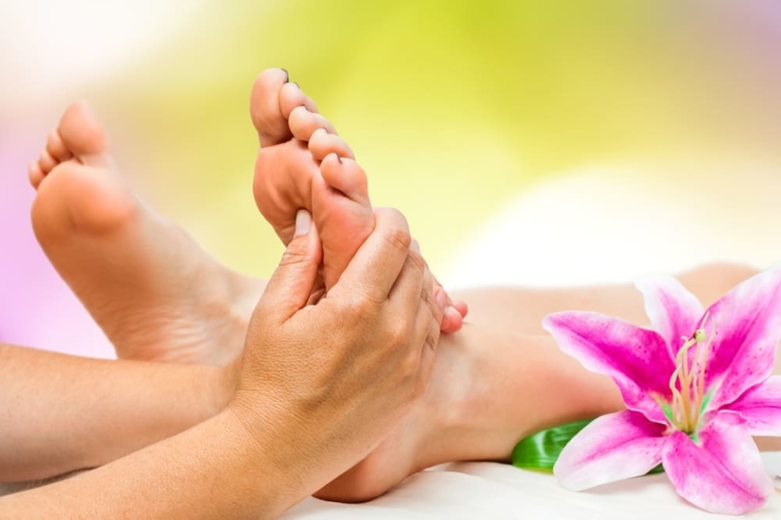 Foot-Reflexology-Massage-870x580.jpg