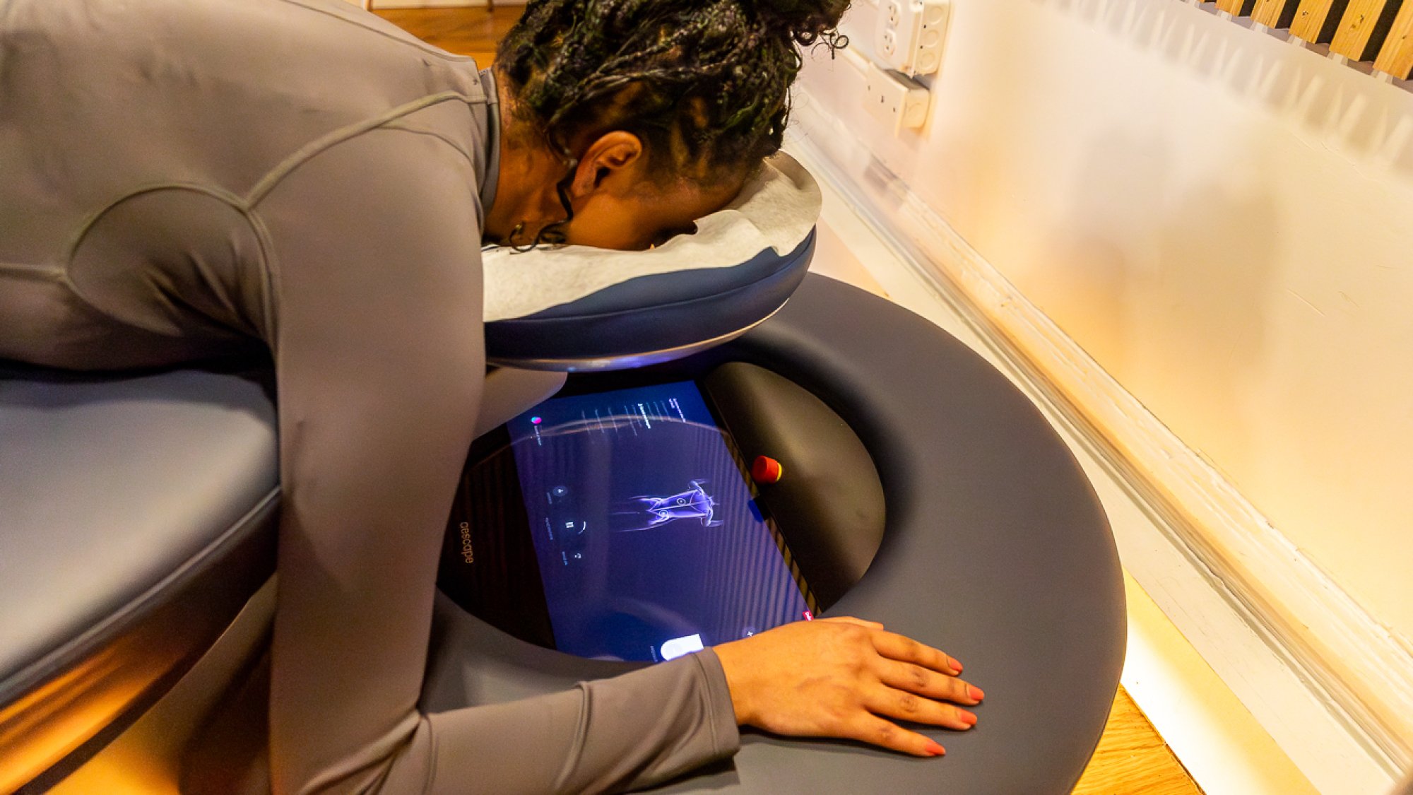 Kimberly Gedeon trying out Aescape's robot massage