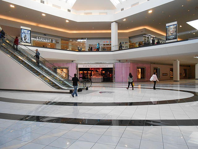 640px-quakerbridgemall-center-court.jpg